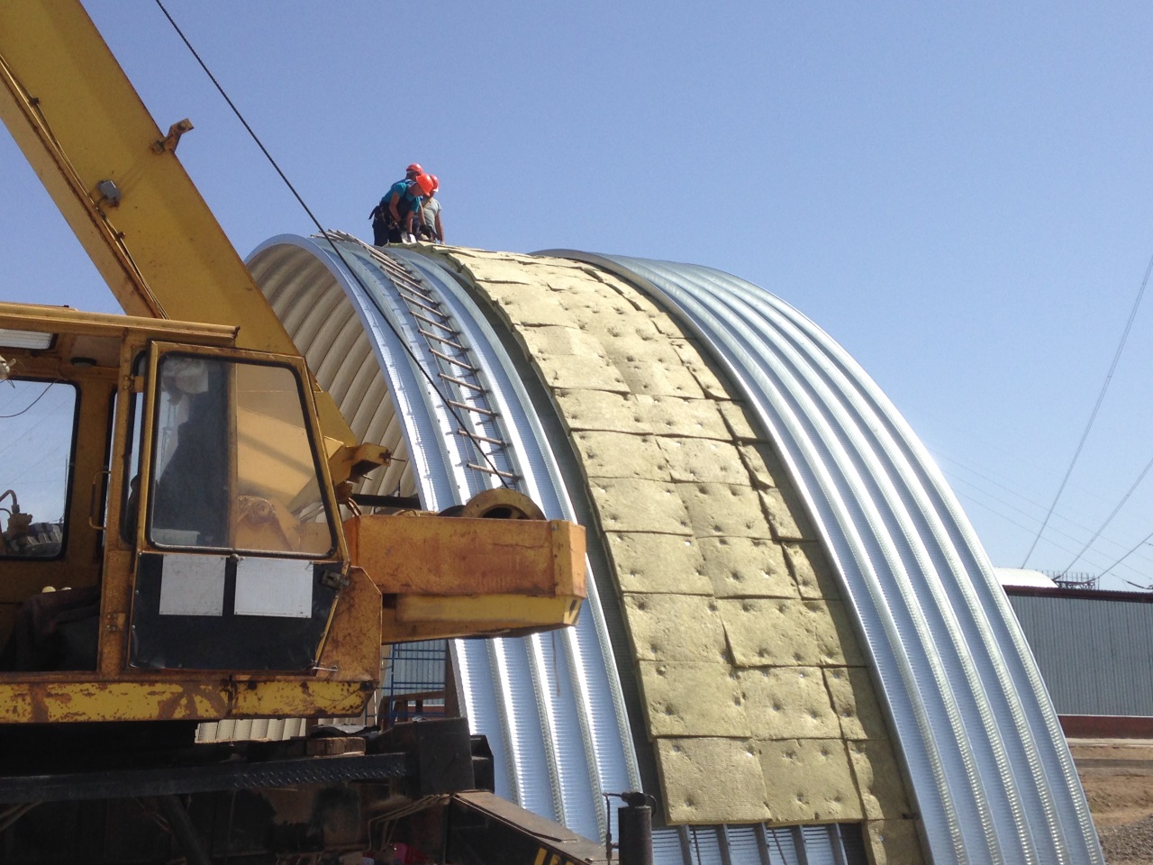 Фото для статьи: упаковка и маркировка партии арочных панелей перед отгрузкой