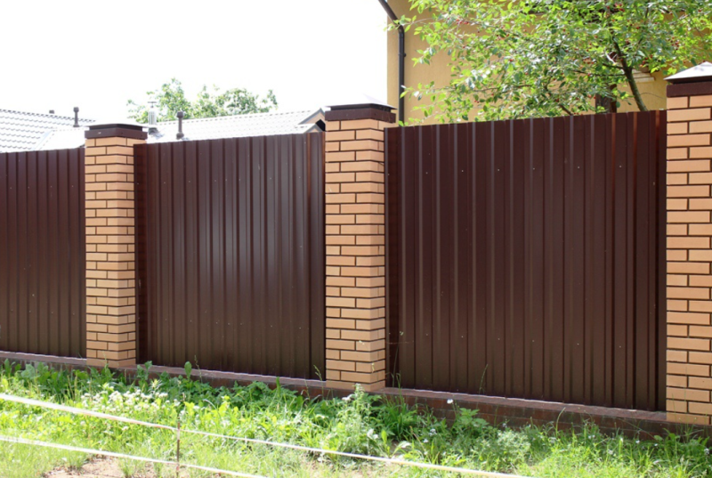 Производственная база с ограждением из С10