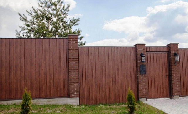 Частный участок с забором из С10