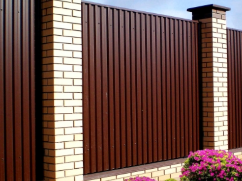 Складская территория с забором из С10