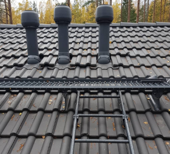 Кровельные лестницы на частном доме