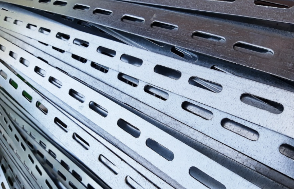 Монтаж полос на коммерческом объекте