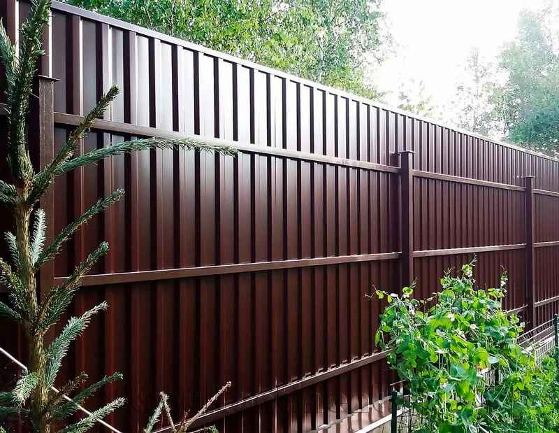 Преимущества профнастила для забора