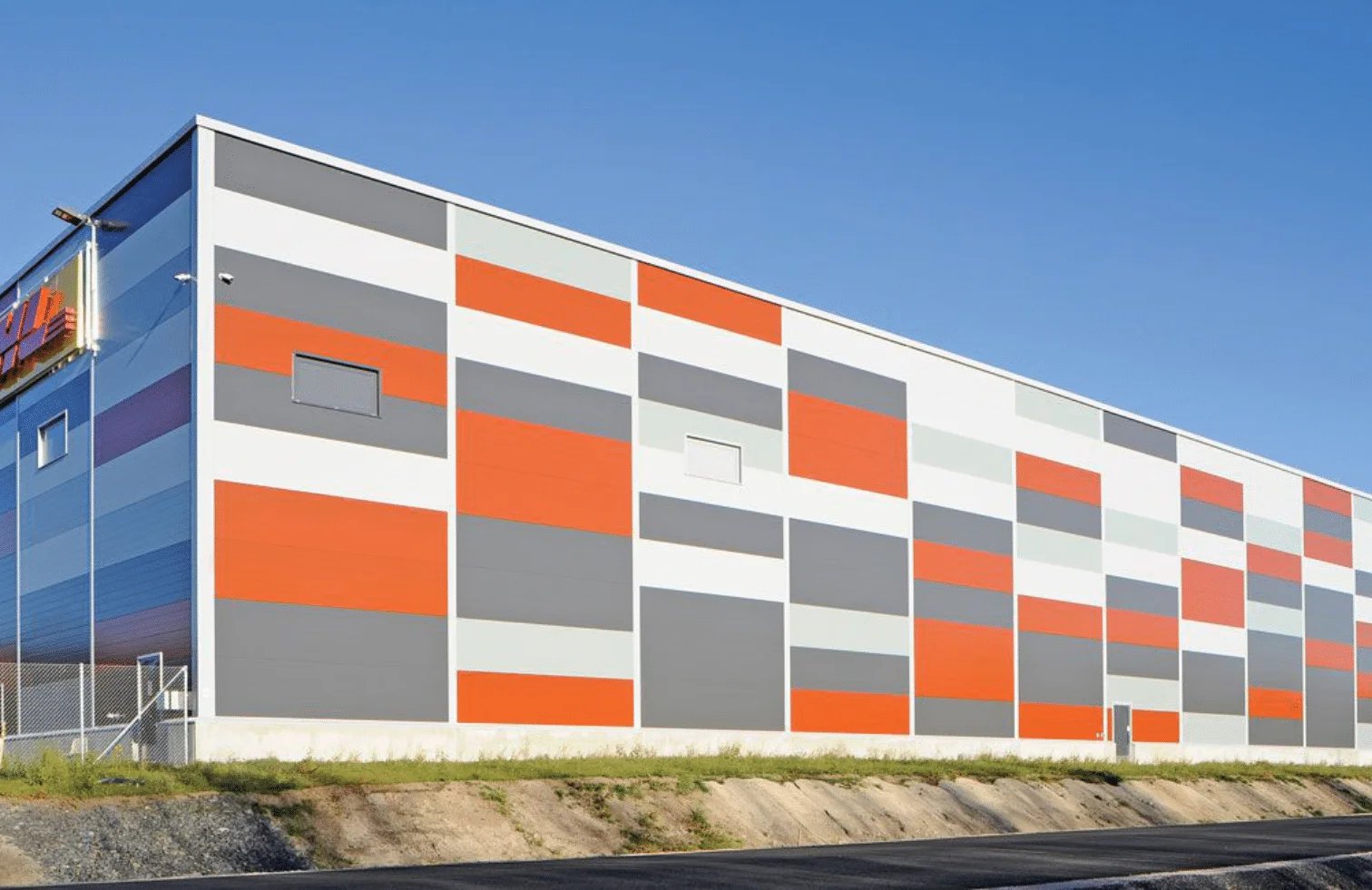 Стеновые сэндвич-панели на фасаде здания